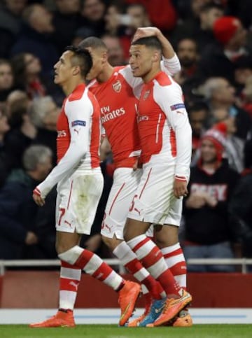 Alexis Sánchez luchó el balón para el gol de Alex Oxlade-Chamberlain.