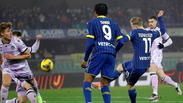 Verona (Italy), 04/01/2025.- Hellas Verona's Casper Tengstedt (R) in action during the Italian Serie A soccer match between Hellas Verona and Udinese Calcio, in Verona, Italy, 04 January 2025. (Italia) EFE/EPA/EMANUELE PENNACCHIO