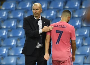 Soccer Football - Champions League - Round of 16 Second Leg - Manchester City v Real Madrid - Etihad Stadium, Manchester, Britain - August 7, 2020 Real Madrid coach Zinedine Zidane with Eden Hazard, as play resumes behind closed doors following the outbre