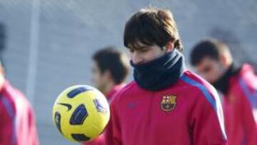 <b>CON FRÍO. </b>Messi, durante el entrenamiento de ayer del Barcelona.