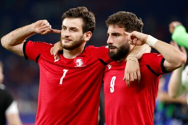 Celebración de los jugadores georgianos Khvicha Kvaratskhelia y Zuriko Davitashvili.