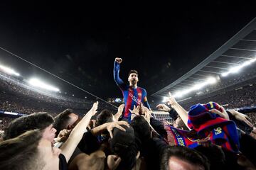 Messi celebrando con los seguidores el gol 6-1 del Barcelona al PSG.