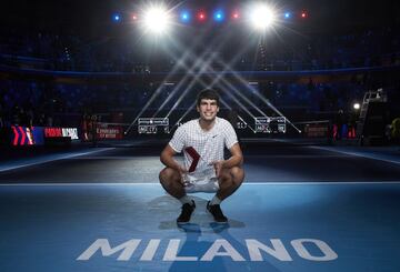 Tras poner punto final a la temporada, con una amarga derrota en París-Bercy ante el local Hugo Gaston, Carlos Alcaraz todavía tenía la oportunidad de darse un homenaje en Milán con su participación en las NextGen Finals. Partiendo como principal favorito, gracias a su puesto 32º en el ranking mundial, el murciano dio un recital de tenis en cada partido, demostrando que ante casi todos los tenistas de su generación está varios pasos por delante. Se proclamó ‘Maestro’ de los jóvenes, en una imagen que quizás se repita en unos años con los mayores…