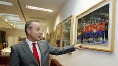 CAMPEONES DEL MUNDO. Bl&aacute;zquez observa una de las fotos que preside la &#039;sala noble&#039; de AS: los Hispanos celebrando su segundo Mundial, en enero de este a&ntilde;o.