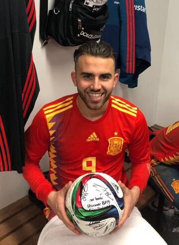 Mayoral posa con el balón firmado.