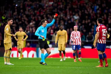 El árbitro Munuera Montero muestra la cartulina roja a ambos jugadores por enzarzarse en una pelea.