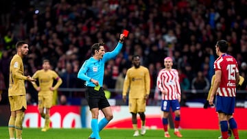 El árbitro Munuera Montero muestra la cartulina roja a ambos jugadores por enzarzarse en una pelea.