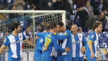 <b>TOCARÁ GOLEAR. </b>Los jugadores pericos se abrazan después de conseguir uno de los cuatro goles que el Espanyol le marcó el Celta de Vigo.