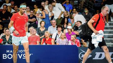 Rafael Nadal se marcha con el fisio del torneo de Brisbane para ser atendido en los vestuarios.