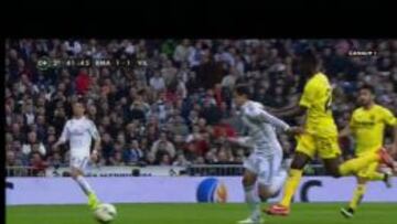 El Real Madrid reclamó un penalti a Chicharito en el 87'