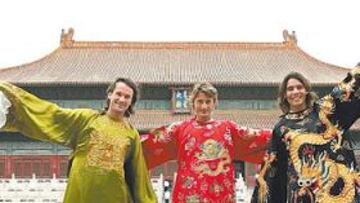 <b>MANDARINES EN ZAPATILLAS. </b>De no ser por esas zapatillas de última moda que asoman bajo los faldones, Moyá, Ferrero y Nadal podrían pasar por tres mandarines imperiales.