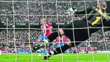 <b>VICTORIA. </b>Forlán marcó de penalti el año pasado ante el Barça.