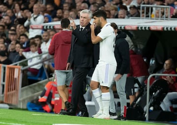 Ancelotti y Asensio, durante el Real Madrid-Sevilla.