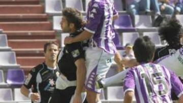 <b>HÉROE. </b>Marc Valiente marcó el gol de la victoria y se sacó la espina por su expulsión en el partido del playoff en Elche.