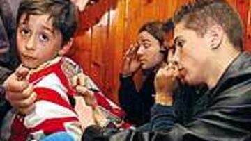 <B>FUE LA ATRACCIÓN</B>. Fernando Torres colapsó ayer la calle del bar Rivera de Talavera de la Reina.