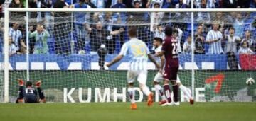 El portero del Deportivo Fabricio Agosto, tendido bajo la portería tras recibir el gol deel delantero neerlandés-marroquí del Málaga Nordin Amrabat