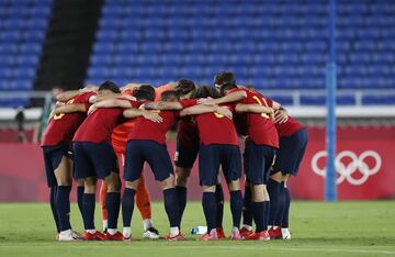 El equipo español hace piña antes del inicio de la final olímpica. 
 



