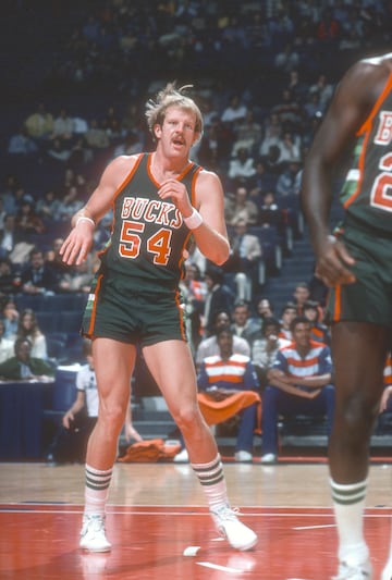 No es f¨¢cil ser el n¨²mero 1 del draft en el que fue elegido Bernard King. Y menos si eres un p¨ªvot de casi 2,10 que hab¨ªa tenido un enorme ¨¦xito en la Universidad de Indiana para no llegar jam¨¢s en la NBA a desplegar su potencial. Benson solo estuvo tres a?os en los Bucks y no lleg¨® a 10 puntos y 6 rebotes de media. Despu¨¦s pas¨® por Jazz, Cavaliers y Pistons, con los que tuvo su periplo m¨¢s destacado, especialmente entre 1980 y 1982. Despu¨¦s de once a?os en la NBA, por lo que m¨¢s se le recuerda es porque Kareem Abdul-Jabbar le rompi¨® la mand¨ªbula y se rompi¨® la mano por darle un pu?etazo¡ cuando Benson apenas llevaba dos minutos en pista en su primer partido como profesional.