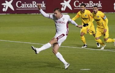 Tras un inicio fulgurante en la pasada temporada, cuando militaba en el Oviedo, el parón y la ausencia de aficionados en la grada parece que le secaron su racha goleadora. Hasta marzo de 2020 llevaba nueve goles, después sumó tres y en lo que va de temporada solo lleva uno. 