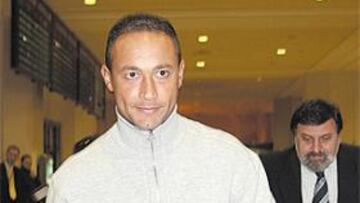 <b>EN CASA. </b>Fernando Baiano, a su llegada al aeropuerto Pablo Ruiz Picasso de Málaga.