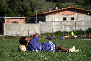 Robert Malengreau, fundador de la ONG UmRio, imparte clases de rugby a los jóvenes de la favela de Morro do Castro, en Niteroi, Río de Janeiro. Apoyando así a los más pequeños de las comunidades afectadas por el crimen y la violencia, para que puedan acceder a nuevas oportunidades.