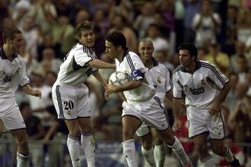 (Real Madrid 2 - Valencia 1). El 7 ya le haba marcado al Villarreal el primer gol de la 1998-99 y dos a?os ms tarde, contra el Valencia, volvi a ser el primer anotador blanco.