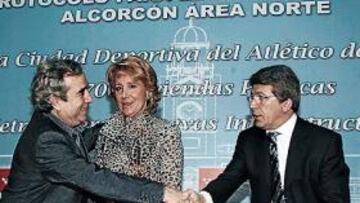 <b>DOS AÑOS Y MEDIO DE DIÁLOGOS.</b> En enero de 2006 el alcalde de Alcorcón, Enrique Cascallana y Enrique Cerezo, presidente del Atlético se daban la enhorabuena, en presencia de Esperanza Aguirre, por el acuerdo alcanzado para la construcción de la Ciudad Deportiva. Dos años y medio después Alcorcón da el visto bueno.