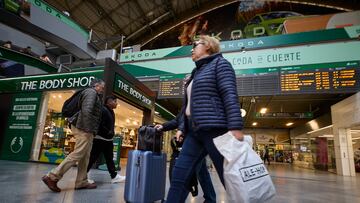 Una mujer con maletas en la estación de Almudena Grandes-Atocha Cercanías, a 5 de abril de 2023, en Madrid (España). Renfe ofrece cerca de 2 millones de plazas de AVE, Avlo, Alvia, Euromed, Intercity y Media Distancia para Semana Santa, entre el 31 de marzo y el 10 de abril, para cubrir la alta demanda de este periodo vacacional. La compañía ha incrementado en 40.166 las plazas para estos días en los trenes comerciales en las rutas más demandadas, que son los que comunican Madrid con Andalucía, Cataluña y la Comunidad Valenciana. Asimismo, el operador ferroviario ofrece para estos días 836.685 plazas en total entre los servicios Avant y Media Distancia que enlazan todo el territorio.
05 ABRIL 2023;SEMANA SANTA: ATOCHA;TRENES;SEMANA SANTA AVE;RENFE;ALMUDENA GRANDES;VIAJES;VACACIONES
Jesús Hellín   / Europa Press
05/04/2023