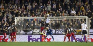 El defensa brasileño del Valencia Aderlan Santos marca gol de cabeza ante el Athletic Club de Bilbao, el segundo del equipo