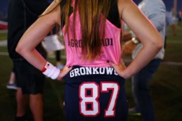 Rob Gronkowski enseña los fundamentos del fútbol americano a un grupo de mujeres.