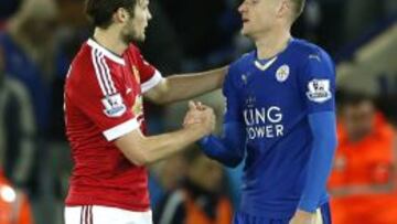 Vardy y Blind tras el choque entre Leicester y Manchester United.