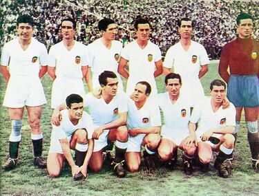 El Valencia ganó el campeonato de Liga por primera vez en su historia el 22 de marzo de 1942, en Mestalla, ante el Español, y dos jornadas antes de terminar la competición. Superó ampliamente al Real Madrid (segundo) y el Atlético Aviación (tercero). El equipo valencianista marcó 85 goles siendo Mundo Suárez, con 27, el pichichi de la competición.