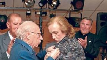 <b>DISTINCIÓN. </b>Olmedo impuso a Teresa Rivero la insignia de oro y brillantes de la Asociación de Veteranos.