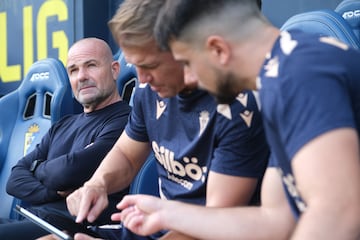 Paco López en el banquillo del Nuevo Mirandilla en el encuentro frente al Racing de Santander de la jornada 10 de la Liga Hypermotion. Temporada 2024-2025.