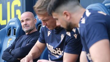 Paco López en el banquillo del Nuevo Mirandilla en el encuentro frente al Racing de Santander de la jornada 10 de la Liga Hypermotion. Temporada 2024-2025.