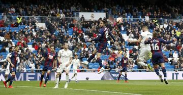 Real Madrid 1-1 Eibar | Asensio la puso perfecta desde la banda derecha y el francés remató de cabeza picado en el segundo palo para batir a Dmitrovic.

