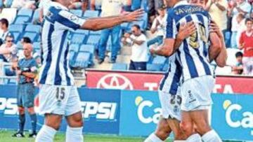 <b>SENTENCIA. </b>El asturiano Javi Fuego es felicitado por sus compañeros tras marcar el definitivo 2-0 ante el Castellón.