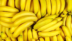 Un supermercado pide por error 38.000 plátanos en lugar 380 kilos: ahora los está repartiendo entre los vecinos de las islas