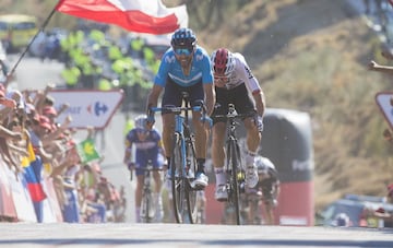 Alejandro Valverde del Movistar Team cruzando la línea de meta en primera posición.
