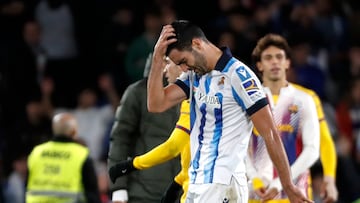 SAN SEBASTIÁN, 04/11/2023.- El centrocampista de la Real Sociedad Mikel Merino tras el partido de la jornada 12 de LaLiga que Real Sociedad y FC Barcelona disputaron hoy sábado en el Reale Arena, en San Sebastián. EFE/Juan Herrero
