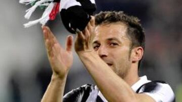 Del Piero celebra con los aficionados de la Juve el triunfo sobre el Lazio.