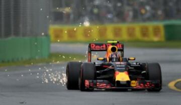 Daniil Kvyat levanta chispas en la pista durante la clasificación del GP de Australia.