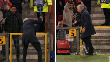 Mourinho celebró el pase volcando unas botellas