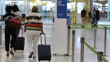 Pasajeras con maletas cerca del logo de Air Europa en la Terminal T4 del aeropuerto Adolfo Su&aacute;rez Madrid-Barajas, en Madrid (Espa&ntilde;a), a 11 de septiembre de 2020. Air Europa ha lanzado la campa&ntilde;a &#039;&iexcl;y vuela!, que abarata los precios en todas las rutas, con mayor flexibilidad para cambios
 11 SEPTIEMBRE 2020;VIAJES;TURISMO;AIR EUROPA;PASAJEROS
 Jes&uacute;s Hell&iacute;n   / Europa Press
 11/09/2020 