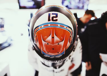 Detalle del casco del piloto de Scuderia AlphaTauri, Nyck de Vries.