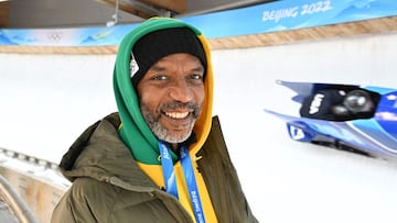 El expiloto de bobsleigh de Jamaica Chris Stokes posa para una foto en el Yanqing National Sliding Centre de los Juegos Olímpicos de Invierno de Pekín 2022.