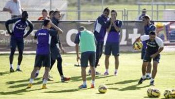BUEN AMBIENTE. Contra bromeaba ayer con sus jugadores.