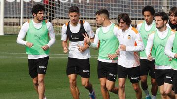 Los jugadores del Valencia, ayer.