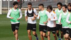 Los jugadores del Valencia, ayer.