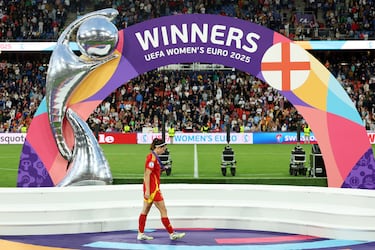 Aitana Bonmatí pasa junto al cartel de campeonas de la Eurocopa con la bandera de Inglaterra, campeona. La centrocampista catalana perdía su segunda final esta temporada, a pesar de hacer otro año con un rendimiento espectacular. 